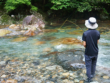 自然渓流で釣り